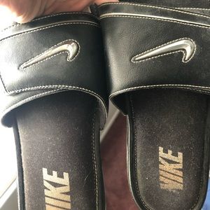 Vintage Black and Silver NIKE slides/flip-flops
